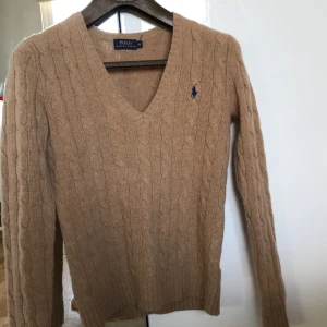 Tröja, POLO Ralph Lauren - Kabelstickad tröja i beigebrun färg