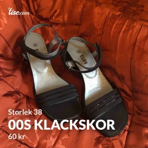  - Såååå fina lägre klackskor med 00s vibez. Bekväma och ser fina ut FÖRUTOM sula som håller på att lossna på ena skon, tror det är lättlagat med lim men därav det billiga priset. Hoppas jag kommer hitta någon som kan ge dessa lite kärlek🥰
