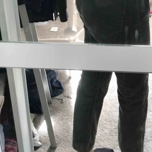  - Ett par mörkgröna manchesterbyxor från weekday i modellen vacant. Kan mötas upp Stockholm eller frakta (köparen står för frakt)