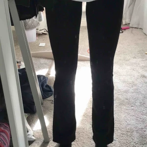 - Ett par jeans från Levis. De är svarta bootcut är inte så vida nertill. Kan mötas upp i stockholm eller frakta (köparen står för frakt)