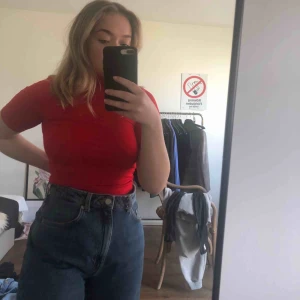  - Super fin röd kortärmad polotröja från GinaTricot. Super skönt material. Säljer pga att den aldrig användas. Köparen står för frakten! 🌸🌼