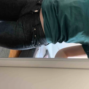  - Säljer oanvända skinnbrallor till ett bra pris🤩 Stretshig material som skimrar något, med det snygga ormskinnstyget. Dem är lågmidjade och lagom för mig som är 1.80. 