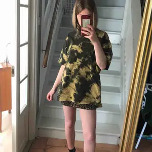 tiedye shirt, i’m 164cm and delivery is not included 