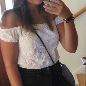  - Söt topp från Brandy Melville, säljs pga lite liten. Är som strl S. Stretchig. Köparen står för frakten🌟🌟