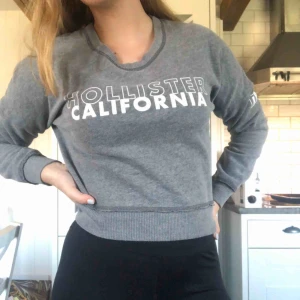  - Hollister tröja. Frakt ingår i priset.