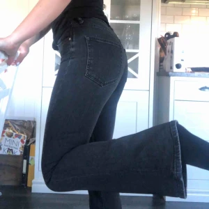  - Snygga bootcut jeans från Ginatricot. Frakt ingår i priset!!