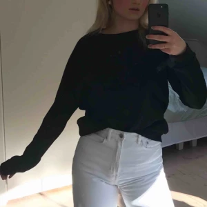  - Stilren, basic, svart tjocktröja som passar till allt! Passar mig som är st S, stretchigt material. Köpare står för frakt☺️