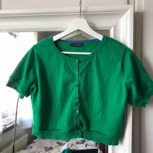  - snygg trendig tröja som jag sytt upp i ärmar och i längd. det finns pga det lite osynliga skavanker då jag inte är ett proffs ❤️ detaljbilder kan skickas vid förfrågan 💕 vet ej stl men typ xs/s-m