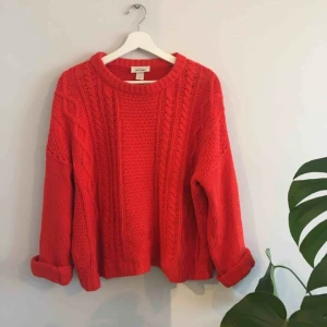  - Fin oversized stickad tröja från Monki. Kabelstickad fram. 