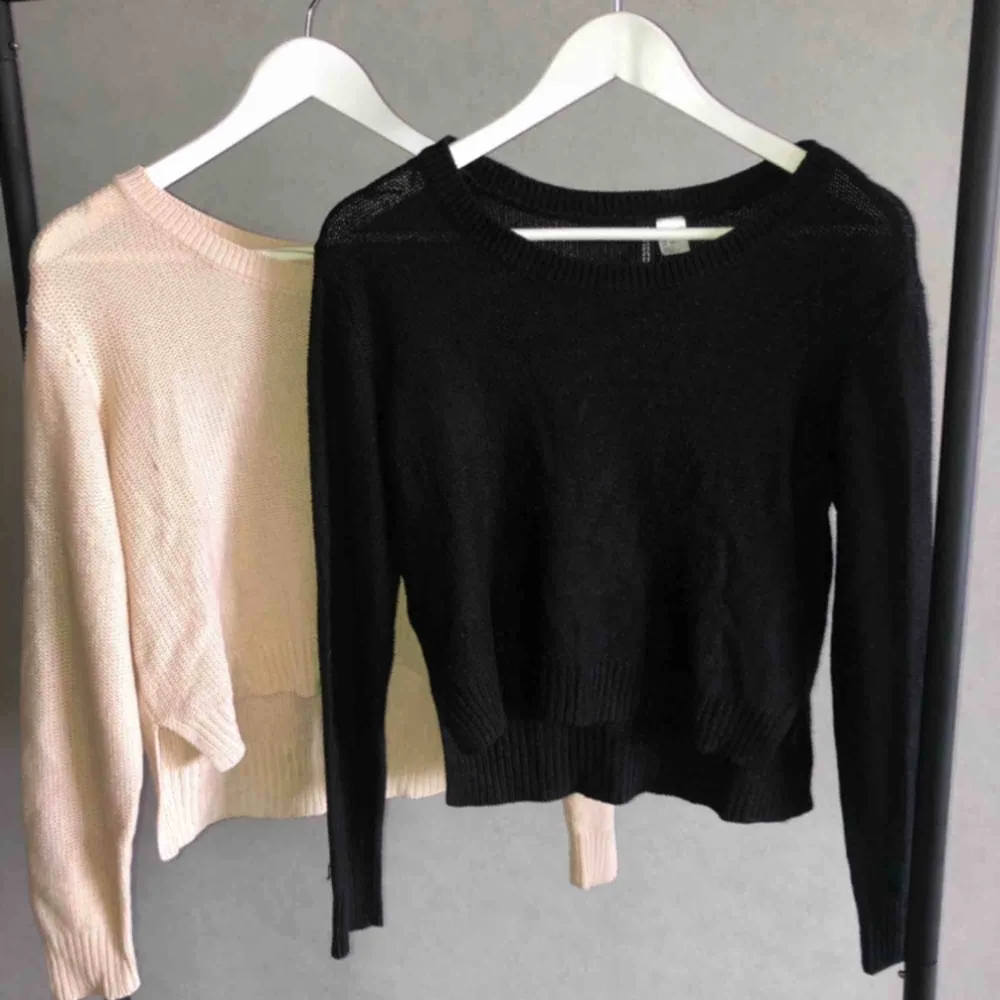 Två tröjor svart i storlek xs & rosa/beige S, båda för 100:-. Toppar.
