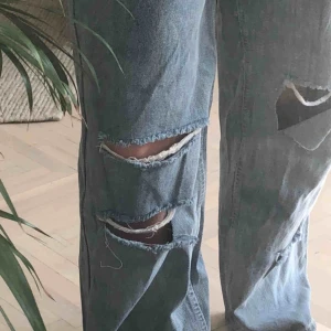  - Sååå snygga straight-jeans med hål på knäna. Aldrig använda med prislappen kvar. Dessa är väldigt populära och helt slutsålda. Säljer pga att de är för stora. Sitter så snyggt med ett par sneakers då de går över skon!