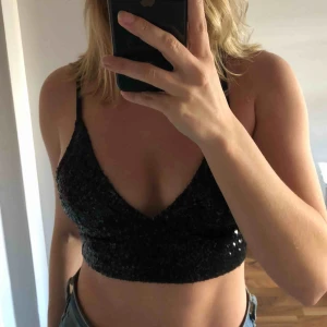  - skitsnygg glittrig top från hm 😍 använd en gång. 80kr inklusive frakt 