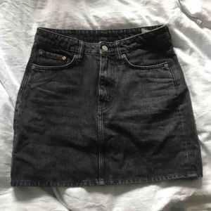  - En svart jeans kjol i strl.36 Använd 2 gånger men är inte min stil längre. Kjolen passar 34-36. Måttet på den är 41cm så modellen är inte så kort som den ses vara. Jag är 173 cm, längden är perfekt på mig. 