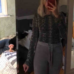 - Zara tröja med ormmönster på, känns som en s på❤️