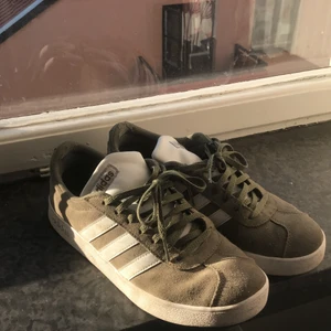 Adidas skor  - Säljer mina adidas skor eftersom jag fick nya i födelsedagspresent, skorna är verkligen väldigt sköna, mina favorit skor än så länge. Använd ett par ggr men inga fel på den. 🥰🥰 passar båda tjejer och killar storlek 39 men går även som 37, 38 eller 40. 