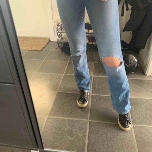  - Dessa snygga bootcut/vida jeansen med hål!! Så snygga verkligen & är i ett väldigt fint skick. Kunde inte hitta storleken, men passar mig som är 34/36 i byxor. Sitter som en smäck överallt!! Liten frakt tillkommer