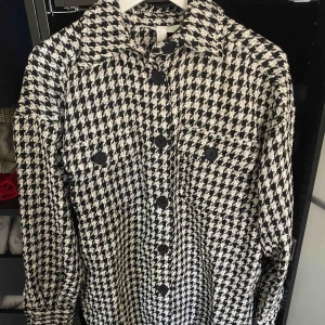  - Skitfin jacka/skjorta som är hundtandsmönstrad och är i mer oversized modell! 🥰🤪 Köparn står för frakten🌝🌸