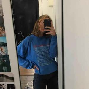  - knappt använd, as soft t vår/sommar !! samma tryck på baksidan av den men röda texten e under resten av texten ist! frakt tillkommer💙