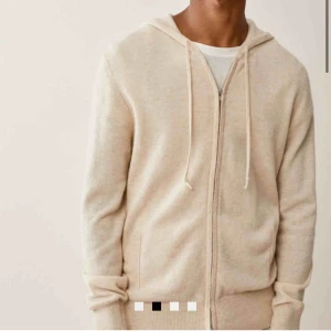  - Säljer min vit-beiga hoodie från Soft Goat. Väldigt bra skick. Storlek Medium för män därav för stor för mig men najs om man gillar att dem sitter oversize. Kan mötas upp i Stockholm eller frakta