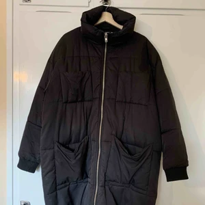  - Den troligtvis mest trendsäkra och sköna jacka du kommer att äga! Passar både på fjällresan och för stadsvandring. Använd men i gott skick. En värmande jacka under både vinter och vår!