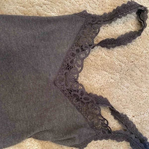  - Ett linne från hollister med brottarrygg på baksidan. Jätte stretchigt material 