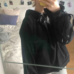  - Söt hoodie från Junkyard med knyten vid händerna! Boxig fit men ändå oversized skulle jag säga. 🖤