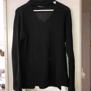  - Snygg svart tröja från Gina. Oanvänd. Ev frakt 39kr🌸