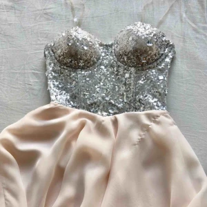  - En ursnygg klänning från Te Amo. Den är knappt använd men den har några små skavanker i kjolen. Perfekt klänning nu till studenten eller bara som sommarklänning! (Frakt tillkommer om den ska skickas)