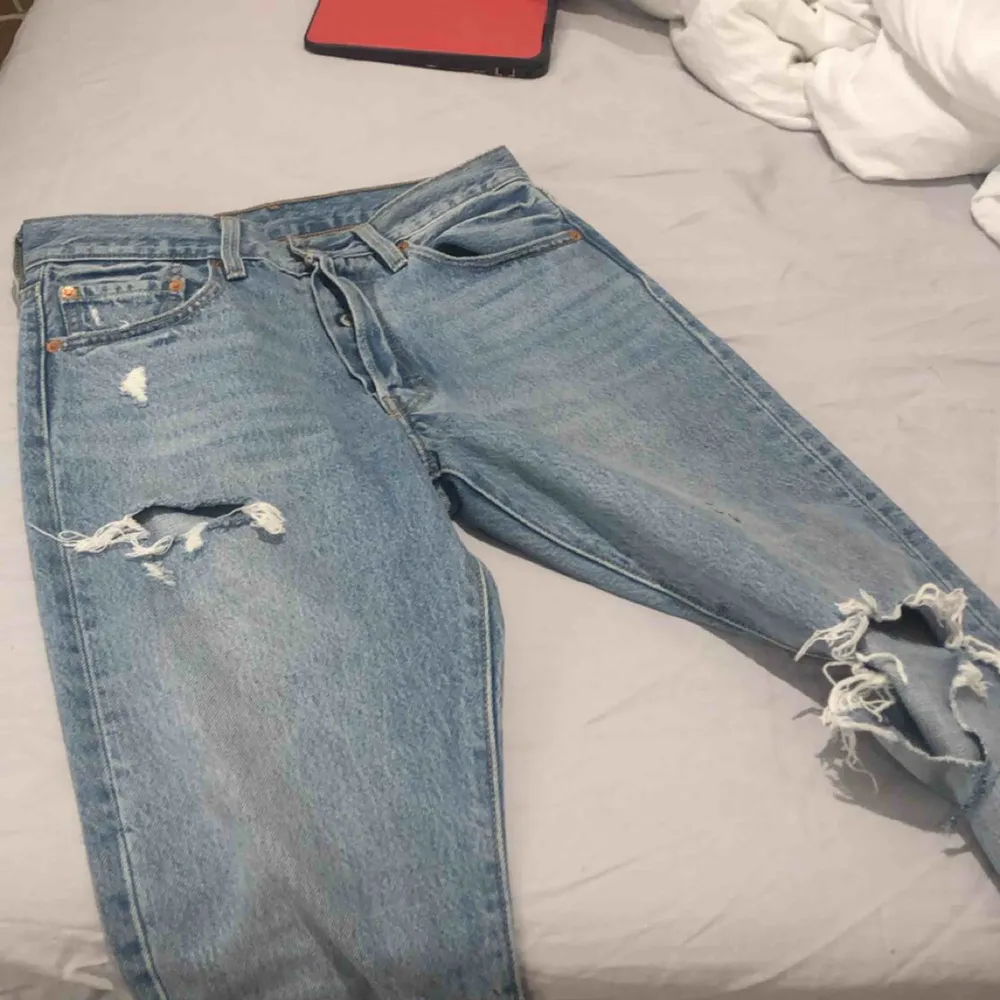 Ett par äkta Levis jeans i strl W26 L30, sitter som Xs. Sjuukt snygga men blivit för små för mig.. Jeans & Byxor.