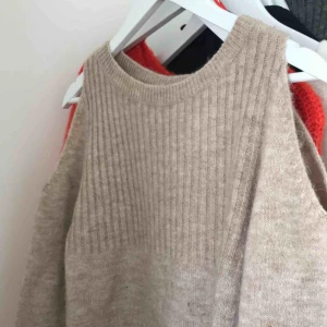  - Otroligt mysig tröja, i beige färg från Abercrombie and Fitch!! Säljer pga passar inte mig så bra