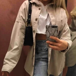  - Jätte snygg beige jeansjacka från Gina! Nyköpt och aldrig använd. Oversize i modellen med snygga naturknappar som detaljer!🦋 Passar perfekt nu till sommar/vår!❗️Avslutar budgivning idag(onsdag 22/4 kl 17:00) bud ligger på 280kr+frakt❗️