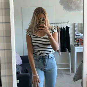  - Vit T-shirt från Bershka med svarta ränder. V-ringad tight modell, verkligen en snygg basic tshirt🤍