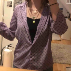  - Ljuslila vintage skjorta med mönster 💜 Bra skick med fin passform. 