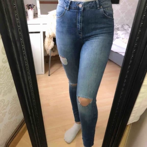  - Säljer dessa jättefina slitna jeansen från Bik Bok! Väldigt bekväma, en aning stora i midjan men annars sitter de som slimmade på benen. Slitningarna är fabriksgjorda (alltså inte DIY)  Pris kan diskuteras! 🥰