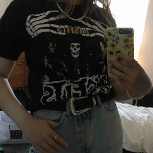  - skitsnygg tröja med Misfits motiv. kan fraktas mot en extra kostnad 🌻