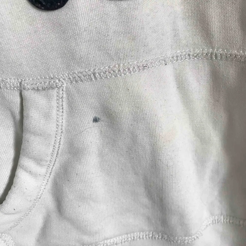 Fin vit hoodie från Hollister in är i använt skick, finns nån liten fläck på fickan som man ser på bild tre. Eventuell frakt tillkommer 💗⚡️. Hoodies.