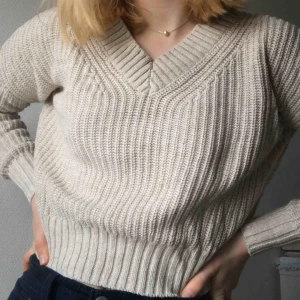  - Simpel tröja som går med allt. Om du köper den här och den blåa varianten av den här får du 100kr rabatt 💛Köparen står för frakt men jag kan mötas upp i centrala Stockholm 💛