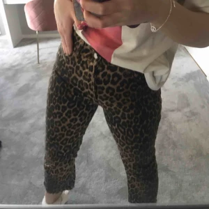  - Säljer nu mina leopard jeans från Zara. Storlek 36 men är lite avklippta längst ned, cirka 3 cm 😀😀😀