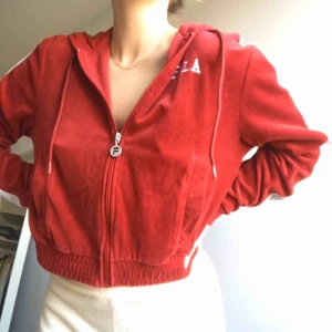  - Sjukt snygg FILA hoodie i rött. Ganska liten i storleken passar en S som jag är också. Möts på söder annars står köpare för frakt på 59 kr🌼🦋
