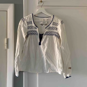  - Off Molly blus. Vit med blå broderier. Gott skick. Frakt tillkommer om det ska postas.