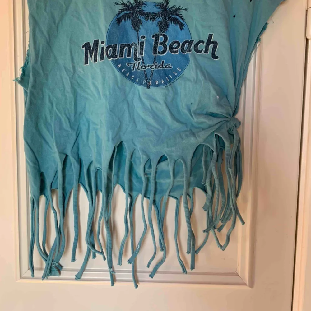 Another gem! 🍬  Vintage Miami Beach top with fringes. One of a kind for sure. 🧚🏼‍♀️ Wear with a jeans jacket or leather jacket and party all night long. 👯‍♀️👯‍♀️👯‍♀️. Toppar.