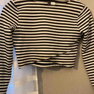  - Två lager tyg på tröjan. Frakt 42kr