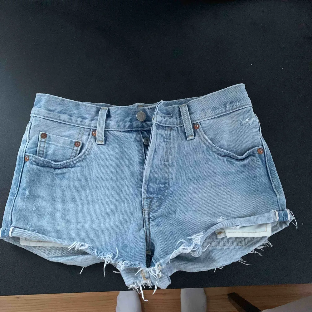 Säljer mina favvo shorts som tyvärr blivit försmå. Har knappt hunnit använda dem så dem är i väldigt bra skick. . Jeans & Byxor.