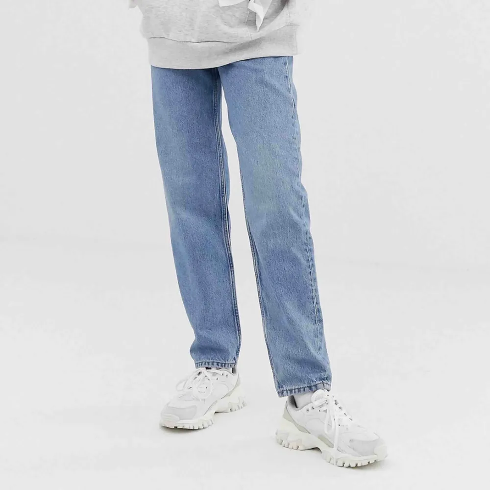 Snygga Weekday jeans i modellen ”Lash”👖 Storlek W30/L30📍Helt oanvända och därför i nyskick!📍Köpare står för frakt📍Nypris 500kr✨ Modellen på bilden bär W26/L32 och är 173 cm lång✨. Jeans & Byxor.