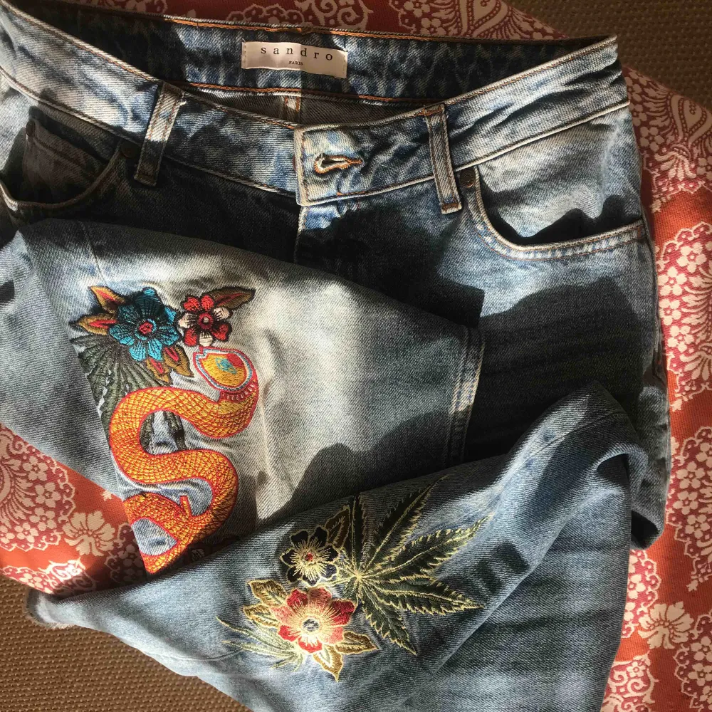 Sandro jeans with embroidery on both sides. I bought them for about 80£ but I’m selling for 200kr cuz 1 of the rips in the back got ripped through (shown on the 2nd picture). They are high waist/ straight leg size 38 but they would fit 36 as well.🥰. Jeans & Byxor.