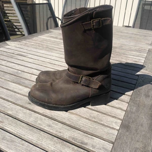  - Säljer ett par väl använda bruna höga Johnny bulls. Kän skicka eller mötas upp i Göteborg