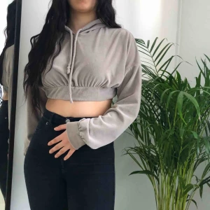  - Snygg croppad oanvänd hoodie! Möts upp, annars står köparen för frakt!✨