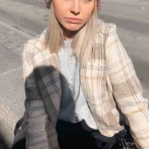  - Säljer denna kappa ifrån h&m köpt för ett år sen, fint skick!! möts upp i stockholm, annars står köpare för frakt  (lånade bilder)