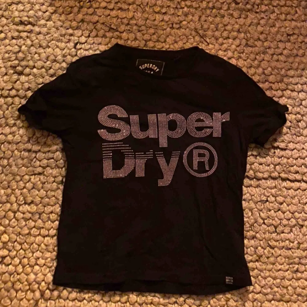 Säljer denna *Super* fina tröjan från super dry. Svinskön men tyvärr för liten🥺    Köper står för frakt 📦  Vid frågor är det bara att höra av sig så svarar jag så fort jag kan!. T-shirts.