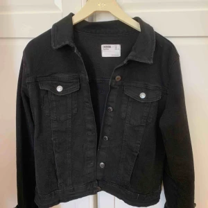  - Svart jeans jacka köpt ifrån zalando märket bershka! Storlek L men skulle säga mer att det är som en M. Säljer pågrund av att den inte kommer till användning! Köparen står för frakten 